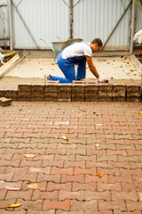 the master paves the paving slab professionally