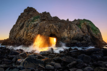 Naklejka premium Sunset through key hole Pfeiffer beach, California