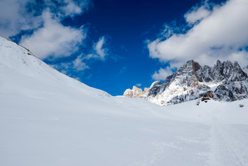 Fototapeta na wymiar Scenic sunny snowy mountains