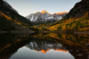Foto op Plexiglas Maroon bells peak sunrise Aspen Fall Colorado © wisanuboonrawd