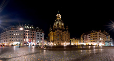 Fototapeta na wymiar Nachtpanorama vom Neumarkt in Dresden, Frauenkirche