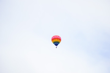 空に浮かぶカラフルな熱気球たち　砺波バルーンフェスタ