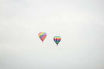 大空を舞うカラフルな熱気球たち　砺波バルーンフェスタ