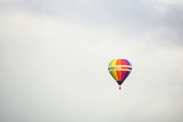 Fototapeta na wymiar 大空を舞うカラフルな熱気球たち　砺波バルーンフェスタ