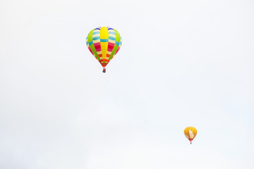 空に浮かぶカラフルな熱気球たち　砺波バルーンフェスタ