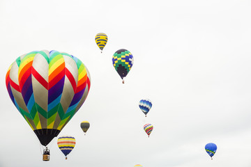 Obraz premium 空に浮かぶカラフルな熱気球たち 砺波バルーンフェスタ