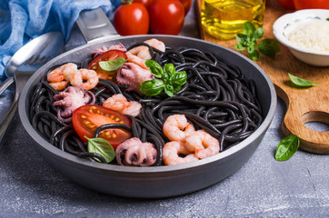 Black spaghetti with seafood