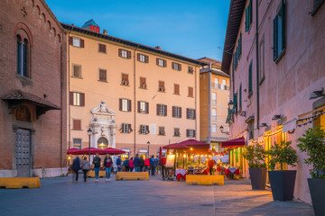 Fototapeta na wymiar Restaurants in old town of Pisa