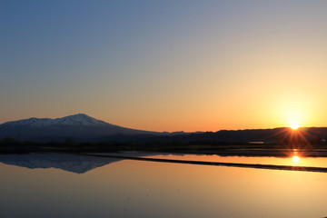 Fototapeta na wymiar 夜明けの鳥海山　Mt.Chokai at dawn, Yamagata, Japan