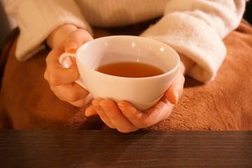 紅茶を持つ女性の手
