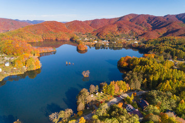 紅葉の裏磐梯曽原湖空撮