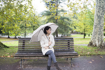 mujer en parque en día lluvioso