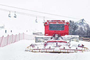 Naklejka premium The ratrak in snowfall