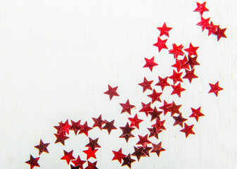 Weihnachtsdekoration, rote Sterne auf weißem Holzhintergrund