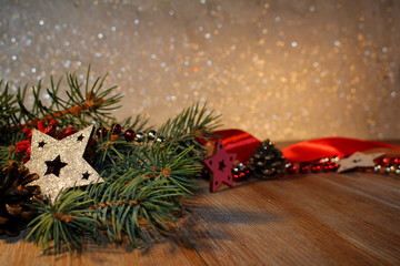красивый рождественский фон с новогодними украшениями и елью на блестящем  фоне        