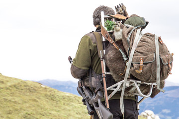 Jäger mit Gemse am Rucksack