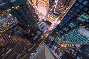 Vogelperspektive von Manhattan, mit Blick auf Menschen und gelbe Taxis, die die 5th Avenue hinunterfahren. © Mariana Ianovska