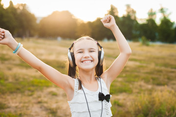 Naklejka premium active girl listening music and dancing