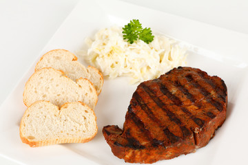gegrilltes Steak mit Krautsalat