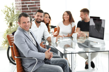 Obraz premium boss and business team on meeting in office