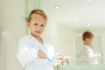 Obraz na płótnie Canvas little boy brushing teeth