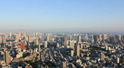 Fototapeta na wymiar 日本の東京都市景観・広がる青空・「港区や東京湾方向などを望む」