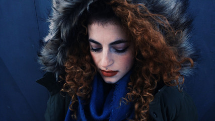 Mujer joven con un gorro de pelo de invierno © nanihta