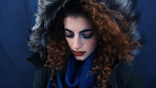 Mujer joven con un gorro de pelo de invierno