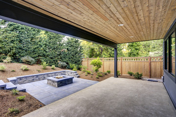 New modern home features a backyard with patio - obrazy, fototapety, plakaty
