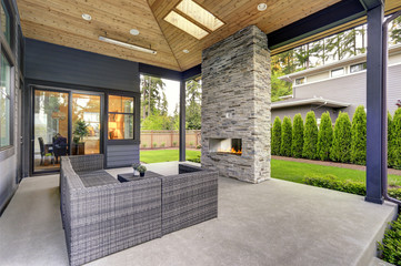 New modern home features a backyard with patio - obrazy, fototapety, plakaty