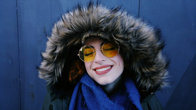 Mujer joven con un gorro de pelo de invierno