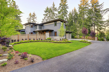 Fototapeta na wymiar Luxurious home design with modern curb appeal in Bellevue.