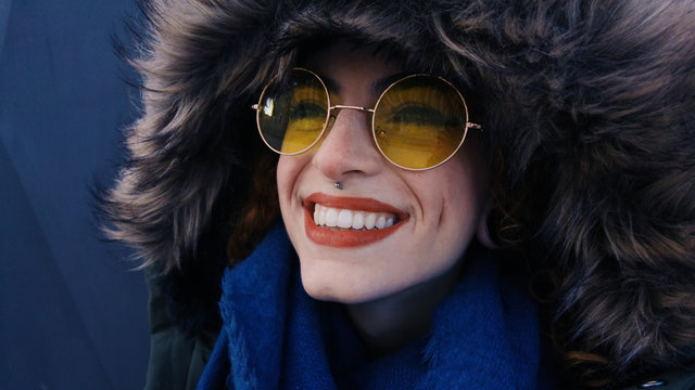 Mujer joven con un gorro de pelo de invierno