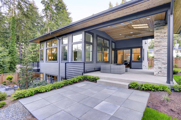 New modern home features a backyard with patio - obrazy, fototapety, plakaty