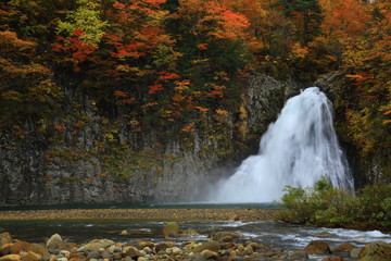 Fototapeta na wymiar 紅葉の法体の滝