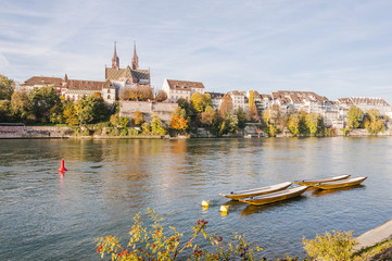 basel, Stadt, Altstadt, Rhein, Münster, Kirche, Rheinufer, Grossbasel, Boote, Fähre, Wassersport, Herbstsonne, Herbst, Schweiz