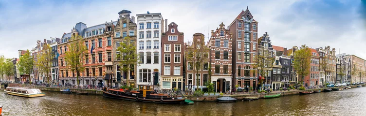 Fotobehang Panorama van een kanaal en zijn typische huizen in Amsterdam, Holland, Nederland © FredP