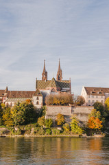 Fototapeta premium Basel, Stadt, Altstadt, Rhein, Rheinufer, Münster, Kirche, Pfalz, Münsterplatz, Fähre, Grossbasel, Rheinschifffahrt, Altstadthäuser, Basel-Stadt, Schweiz