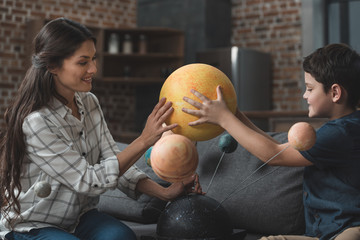 Mother and son assembling Galaxy model © LIGHTFIELD STUDIOS