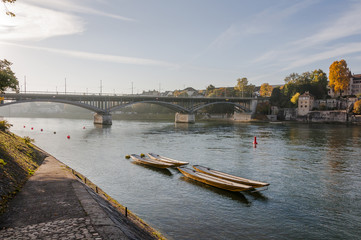 Naklejka premium Basel, Stadt, Altstadt, Rhein, Rheinufer, Kleinbasel, Grossbasel, Wettsteinbrücke, Schifffahrt, Boote, Uferweg, Herbst, Schweiz