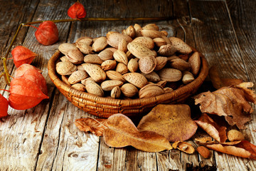 cestino di mandorle in atmosfera vintage