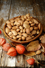 cestino di mandorle su legno vintage