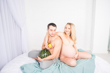 Obraz na płótnie Canvas pregnancy family photoshoot in studio