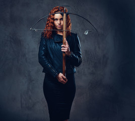 Obraz na płótnie Canvas Redhead female holds crossbow.