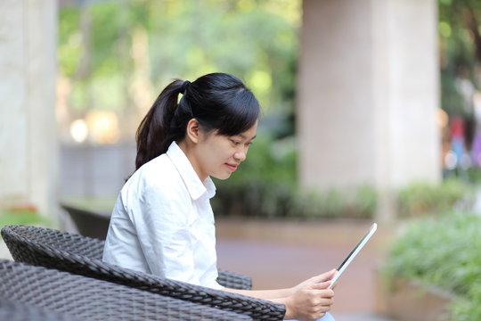 タブレットを使う女性