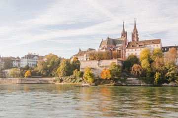Obraz premium Basel, Stadt, Altstadt, Münster, Kirche, Pfalz, Basler Münster, Rhein, Rheinufer, Grossbasel, Fähre, Rheinfähre, Herbst, Herbstsonne, Schweiz
