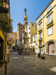 Fototapeta na wymiar Italien, Kampanien, Neapel, der Obelisk Obelisco di San Gennaro an der Piazza Cardinale Sisto Riario Sforza