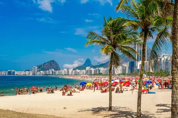 Papier Peint photo autocollant Copacabana, Rio de Janeiro, Brésil Plage de Copacabana (Praia de Copacabana) avec palmiers à Rio de Janeiro. Brésil