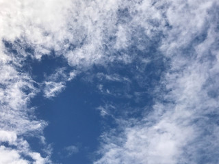 Obraz premium Blue sky with white fluffy clouds