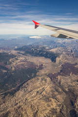 Sicht auf Berge und Hügel von Flugzeug Fenster